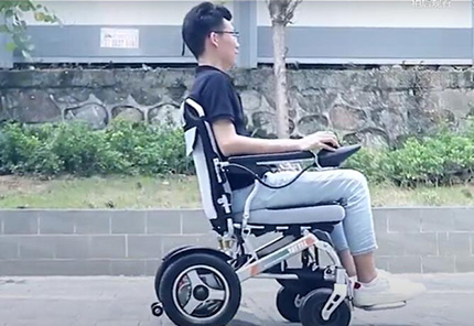 Mise à jour léger fauteuil roulant électrique-Chameau Espérons YE246 conçu pour une utilisation à la fois à l'intérieur et à l'extérieur